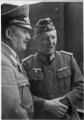 ouvrir dans la visionneuse : Portrait du pasteur Hirtzel portant l'uniforme de la Wehrmacht, à sa droite un Oberleutnant [à identifier].