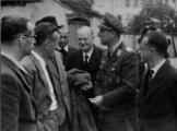 1 vue  - Membres du mouvement autonomiste alsacien (Nanziger) lors leur hébergement dans un hôtel aux Trois-Epis après leur libération de la prison de Nancy en 1940. (ouvre la visionneuse)