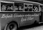1 vue  - Autobus avec mention \'Ein Volk, ein Reich, ein Führer. Befreite Elsässer danken dem Führer ! Heil Hitler !\'. (ouvre la visionneuse)