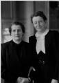 ouvrir dans la visionneuse : Autonomistes alsaciens. Madame Karl Roos et à sa droite Madame Woerner (secrétaire de Karl Roos).