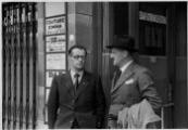 1 vue  - Autonomistes alsaciens. Paul Schall (à gauche) et René Hauss (à droite) devant le siège du Journal autonomiste \'ELZ\'. (ouvre la visionneuse)