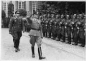 1 vue  - Le Major Ernst et le Gauleiter et Reichstatthalter Robert Wagner, lors d\'un passage en revue d\'un détachement de la \'Schutzpolizei\' dans la cour de l\'hôtel du préfet. (ouvre la visionneuse)
