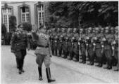 1 vue  - Major Ernst et le Gauleiter et Reichstatthalter Robert Wagner, lors d\'un passage en revue d\'un détachement de la \'Schutzpolizei\' dans la cour de l\'hôtel du préfet. (ouvre la visionneuse)