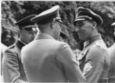 ouvrir dans la visionneuse : Stadtkommissar Ellgering, [A. Schmidt], le chef de la police Engelhardt. Photographie prise lors de la cérémonie d'accueil des autonomistes alsaciens le 23 juillet 1940 à Strasbourg.