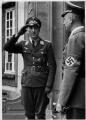 ouvrir dans la visionneuse : Autonomistes alsaciens. Le major Dr Ernst et le Reichsstatthalter Robert Wagner lors de la cérémonie d'accueil du groupe de Nancy [Nanziger] le 23 juillet 1940.