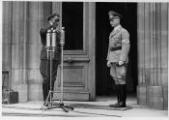 1 vue  - Autonomistes alsaciens. Le major Dr Ernst et le Reichsstatthalter Robert Wagner lors de la cérémonie d\'accueil du groupe de Nancy [Nanziger] le 23 juillet 1940. (ouvre la visionneuse)