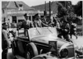 ouvrir dans la visionneuse : Le Reichstatthalter et Gauleiter Robert Wagner, en voiture, à Châtenois le 24 juin 1940.