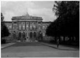 1 vue  - Palais universitaire et monument Pasteur. Juillet 1940. (ouvre la visionneuse)