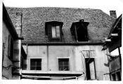 1 vue  - Rue de l\'Arc-en-Ciel n°10, cour intérieure vers 1970. (ouvre la visionneuse)